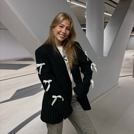 GESTREEPTE BLAZER MET STRIKKEN